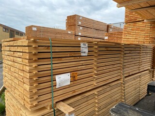 Ca. 80x Douglas Planken Fijnbezaagd, 25x150mm, lengte 400cm